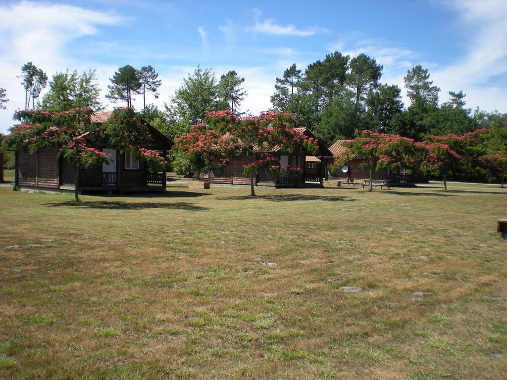 Camping Familial Les Chalets D'Uza Exterior foto